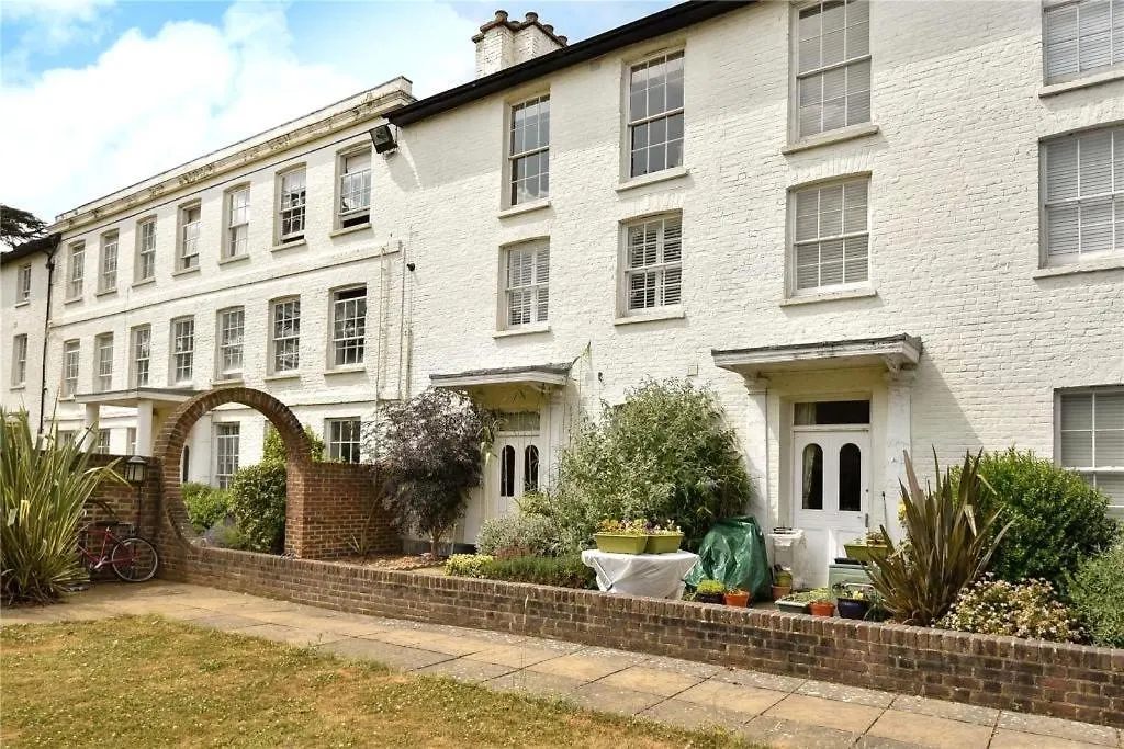 Heathrow Mansion Shuttles Apartment Uxbridge
