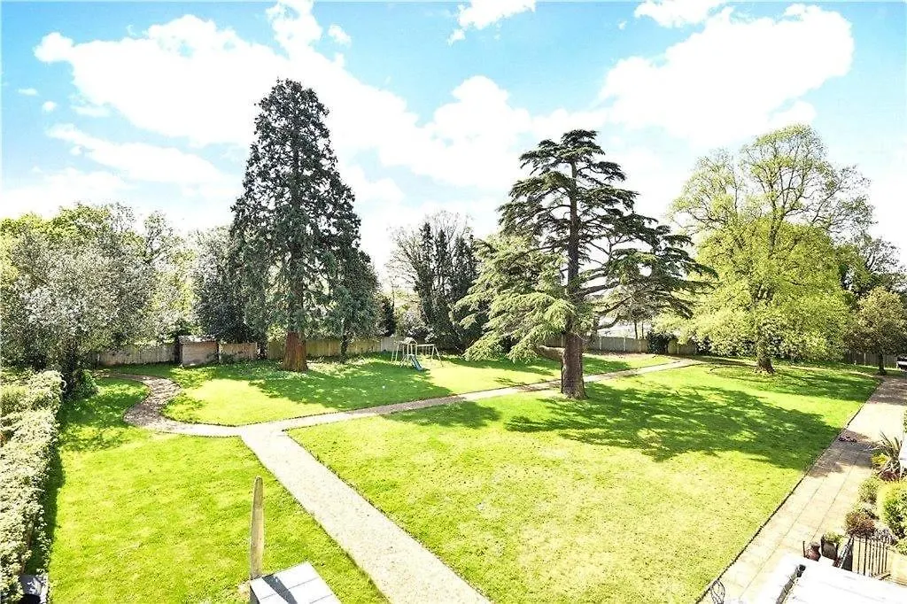 Heathrow Mansion Shuttles Apartment Uxbridge