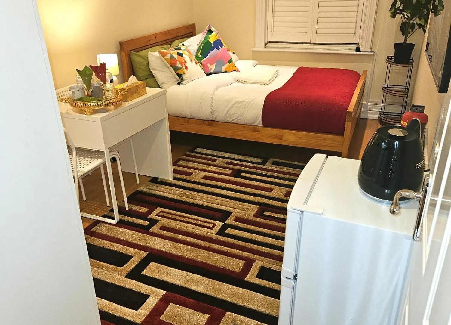 Heathrow Mansion Shuttles Apartment Uxbridge