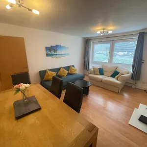 Spacious Near Heathrow With Allocated Parking Apartment